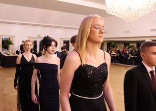 Uczniowie II LO w Wieluniu studniówkę mają już za sobą!